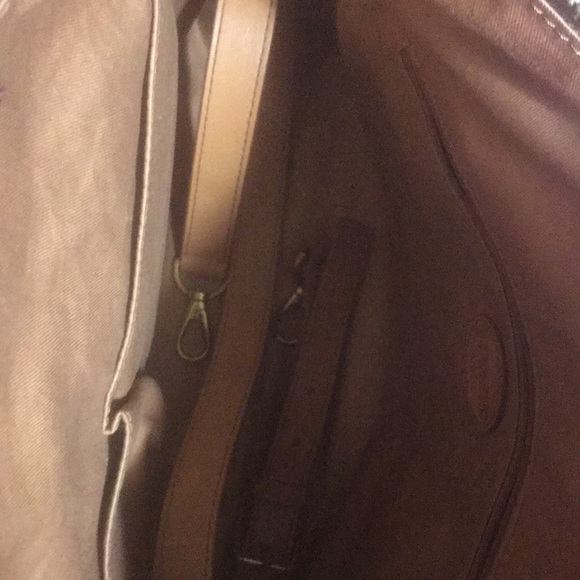 Large Tan Fossil Bag. Very good condition. Gently used. - Picture 5 of 6